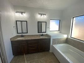 Beautiful and Fully Renovated House  in Midland, TX (Photo 3 of 12)