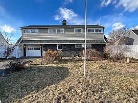 11 Target Ln, Levittown, Ny 11756 . Nice House in Levittown, NY