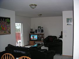 1675sqft Townhouse/Duplex in Seattle, WA (Photo 2 of 5)