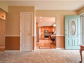 Charming and Comfortable Home in a Great Location in Youngstown, OH (Photo 2 of 8)