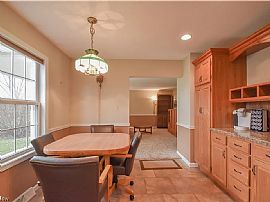 Charming and Comfortable Home in a Great Location in Youngstown, OH (Photo 3 of 8)