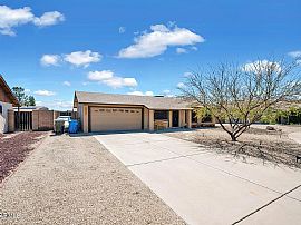 Comfortable  3-Bed, 2-Bath Home in Glendale, AZ (Photo 2 of 12)