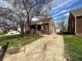 217 Johnson St, East Peoria, Il 61611  Peaceful House in East Peoria, IL