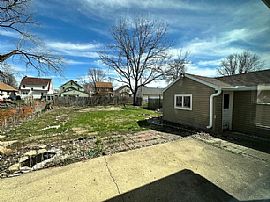 217 Johnson St, East Peoria, Il 61611  Peaceful House in East Peoria, IL (Photo 3 of 9)