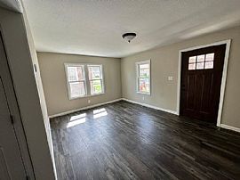 217 Johnson St, East Peoria, Il 61611  Peaceful House in East Peoria, IL (Photo 5 of 9)