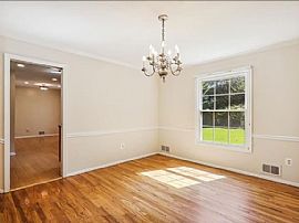 8709 Sleepy Hollow Ln, Potomac, Md 20854 in Potomac, MD (Photo 4 of 9)