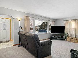 228 W Lexington Blvd, Eau Claire, Wi 54701 in Eau Claire, WI (Photo 4 of 12)