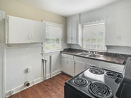 32 Holly St, Tuscaloosa, Al 35401 in Tuscaloosa, AL (Photo 4 of 12)