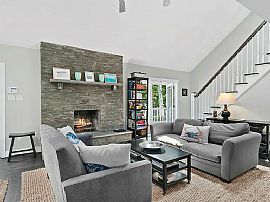 Adorable Single Family Home  in East Hampton, NY (Photo 3 of 6)