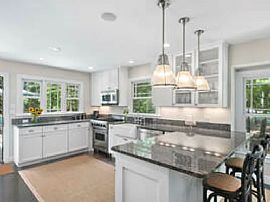 Adorable Single Family Home  in East Hampton, NY (Photo 4 of 6)