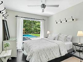 Adorable Single Family Home  in East Hampton, NY (Photo 5 of 6)