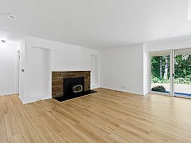 Single Family Home For Rent  in Bellevue, WA (Photo 2 of 7)