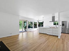 Single Family Home For Rent  in Bellevue, WA (Photo 3 of 7)