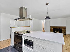 Single Family Home For Rent  in Bellevue, WA (Photo 4 of 7)