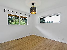 Single Family Home For Rent  in Bellevue, WA (Photo 6 of 7)