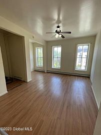 Huge Bi-Level 3 Bedroom, 1.5 Bath Apartment Available Now in Albany, NY (Photo 4 of 9)