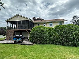 House For Rent 8 Robin Rd, Vernon, Ct 06066 in Vernon, CT (Photo 2 of 11)