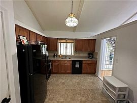 House For Rent 8 Robin Rd, Vernon, Ct 06066 in Vernon, CT (Photo 4 of 11)