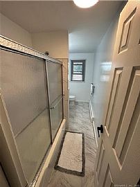 House For Rent 8 Robin Rd, Vernon, Ct 06066 in Vernon, CT (Photo 5 of 11)