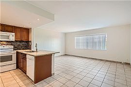 Condo For Rent in Hollywood, FL (Photo 3 of 5)
