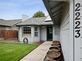 2223 Nw Jackpine Ct, Redmond, Or 97756 House For Rent in Redmond, OR (Photo 3 of 10)