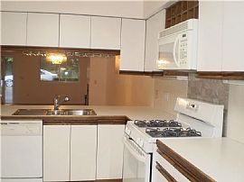 882 Halifax Dr, Warwick, Ri 02886 House For Rent in Warwick, RI (Photo 4 of 6)