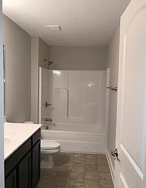 Comfortable 4 Bedroom Home  in Knoxville, TN (Photo 7 of 11)