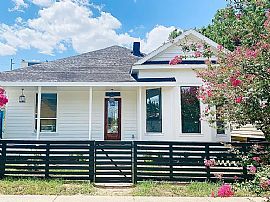 This Is a 3 Bedroom, 1.5 Bathroom, 1402 Square Foot Home in Hou in Houston, TX (Photo 10 of 10)