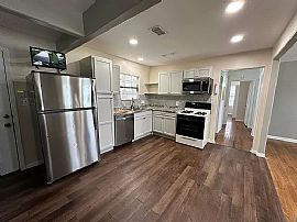 Newly Remodeled 2-Bedroom, 2-Bath with 1-Large Office Study Roo in Houston, TX (Photo 2 of 9)