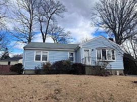 36 Donald Ct, Bridgeport, Ct 06606 in Bridgeport, CT