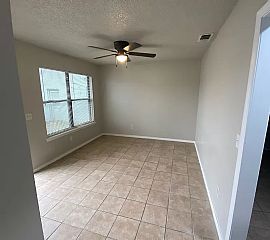 Beautiful Single Family Home in Owasso, OK (Photo 2 of 12)