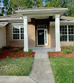 Charming 3 Bedroom Home in Jacksonville, FL (Photo 2 of 8)