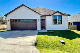 Charming 3 Bedroom Home in Granbury, TX