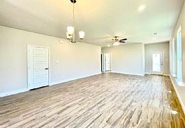 Charming 3 Bedroom Home in Granbury, TX (Photo 2 of 8)