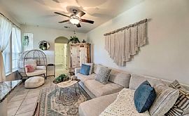 Beautiful 3 Bedroom 2 Bathroom House in Austin, TX (Photo 3 of 8)