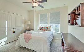 Beautiful 3 Bedroom 2 Bathroom House in Austin, TX (Photo 6 of 8)