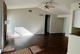 Charming 3 Bedroom Home in Arlington, TX (Photo 2 of 8)