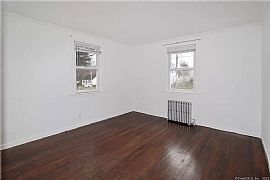2bed 1bath House Available Now Rent $1000 Deposit $700 in Hartford, CT (Photo 2 of 7)