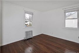 2bed 1bath House Available Now Rent $1000 Deposit $700 in Hartford, CT (Photo 3 of 7)