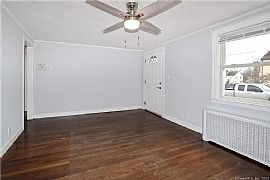 2bed 1bath House Available Now Rent $1000 Deposit $700 in Hartford, CT (Photo 5 of 7)