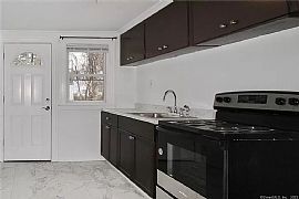 2bed 1bath House Available Now Rent $1000 Deposit $700 in Hartford, CT (Photo 6 of 7)