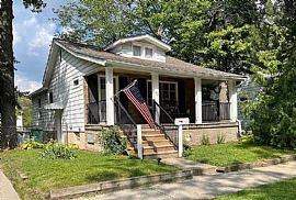 2bed 1bath House Available Now Rent $1200 Deposit $800 in Ferndale, MI