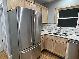 2bed 1bath House Available Now Rent $1200 Deposit $800 in Ferndale, MI (Photo 7 of 8)