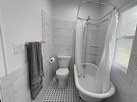 2bed 1bath House Available Now Rent $1200 Deposit $800 in Ferndale, MI (Photo 8 of 8)