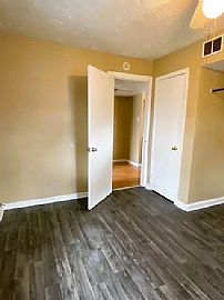 3bed 1bath House Available Now Rent $750 Deposit $600 in Dearborn Heights, MI (Photo 6 of 8)