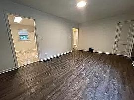 2bed 1bath House Available Now Rent $650 Deposit $600 in Kalamazoo, MI (Photo 2 of 8)