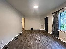 2bed 1bath House Available Now Rent $650 Deposit $600 in Kalamazoo, MI (Photo 3 of 8)