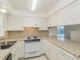 Beautiful Home in Hanford, CA (Photo 4 of 11)