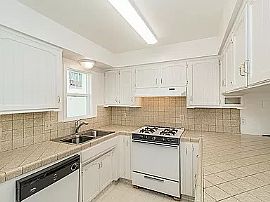 Beautiful Home in Hanford, CA (Photo 5 of 11)