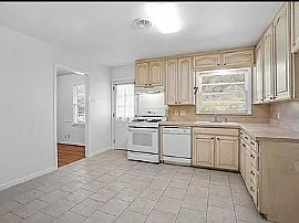 Beautiful Home in Hanford, CA (Photo 8 of 11)